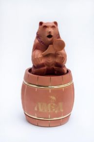 Бочонок 0,5кг с обручами с медведем на крышке выточенным на станке цвета дуб